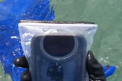 El teléfono tenía una funda que lo protegió del agua y la sal
