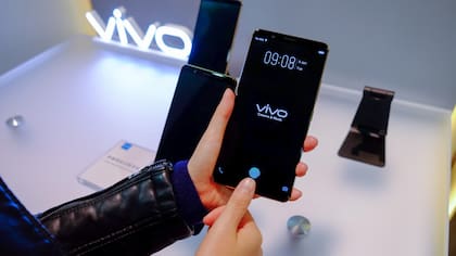 El teléfono Vivo con el sensor oculto. Muestra una huella digital en pantall para que el usuario sepa dónde apoyar el dedo