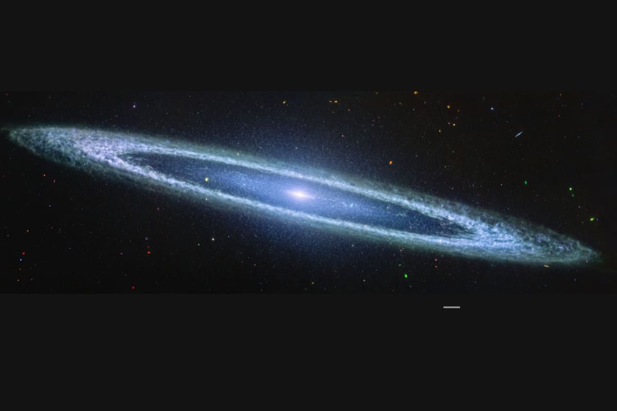 El telescopio espacial James Webb de la NASA obtuvo recientemente imágenes de la galaxia Sombrero con su MIRI (instrumento de infrarrojo medio), resolviendo la naturaleza grumosa del polvo a lo largo del anillo exterior de la galaxia (NASA, ESA, CSA, STScI)
