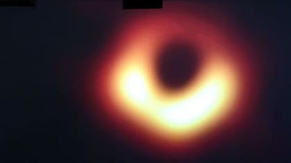 El telescopio Event Horizon captó en 2019 la primera imagen de la sombra de un agujero negro supermasivo en el centro de la galaxia Messier 87.