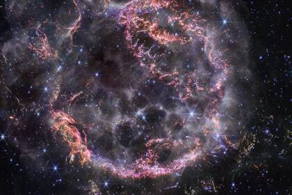 El Telescopio James Webb captó  la increíble nebulosa “Cabeza de Caballo” FOTO: La nueva visión de Casiopea A (Cas A) del Telescopio Espacial James Webb en luz infrarroja