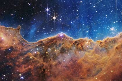 El Telescopio James Webb observó estrellas en su primeras y rápida etapa de formación, en la nebulosa Carina. Para una estrella individual, este período solo dura entre 50.000 y 100.000 años