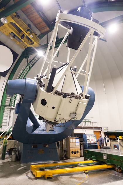 El telescopio óptico, tipo Ritchey-Chretien, se mueve con la precisión de un reloj.