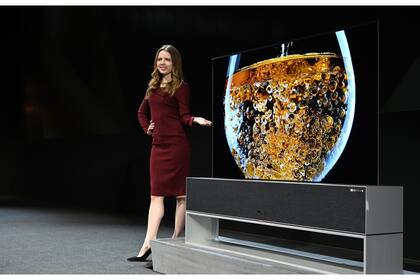 El televisor de LG, cuya pantalla se pliega y queda escondida en la base