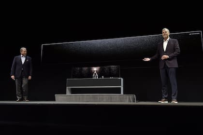 El televisor OLED de LG permite ocultar la pantalla del equipo en una caja de aluminio, que también funciona como barra de sonido
