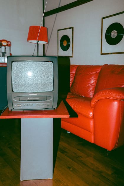 El televisor pequño y los sillones de cuerina identificaban a los hogares de clase media argentinos