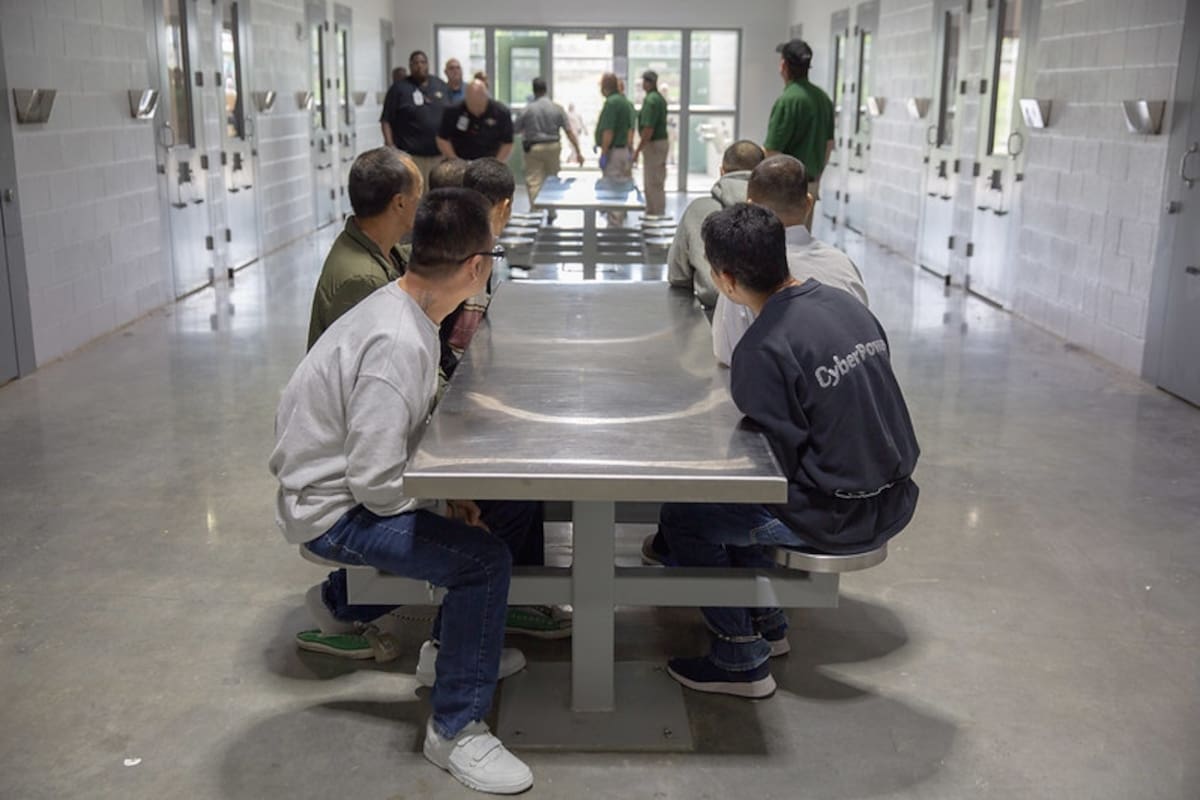 El tema ha vuelto al debate público después de que un reciente acuerdo extrajudicial entre el gobierno de California y GEO Group, empresa que opera varios centros de detención en EE.UU.