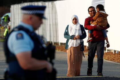 El temor a un supuesto ocaso de la civilización occidental a manos del islamismo alimenta teorías y redes de supremacistas blancos en distintas partes del mundo. En la foto, una familia musulmana sale del cementerio de Christchurch, días después del atentado supremacista