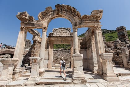 El Templo de Adriano en Éfeso es un monumento romano del siglo II d.C., dedicado al emperador Adriano.