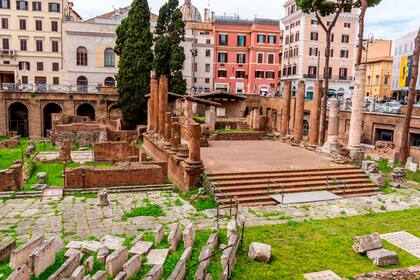 El templo de Yuturna, una de las postales clásicas de Largo di Torre Argentina. (Photo by: Pino Pacifico/REDA&CO/Universal Images Group via Getty Images)