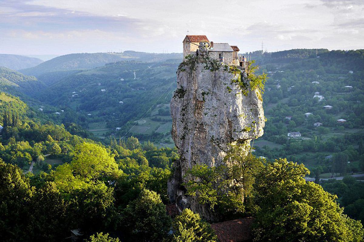 El templo en las alturas resguarda la historia de vida de Maxime Qavtaradze, un monje que fue exconvicto antes de vivir sobre un monolito de piedra