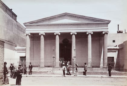 El templo escocés de San Andres está sobre la calle Piedras.