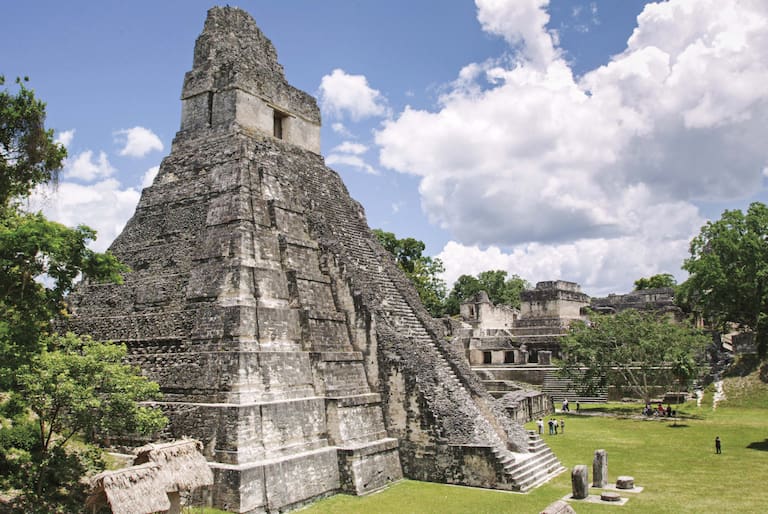 El Templo I de Tikal, conocido como el Templo del Gran Jaguar, es una pirámide funeraria cuya construcción comenzó hacia el año 732 d.C., vinculada al gobernante Jasaw Chan K’awiil I, que fue enterrado en su interior