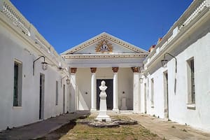El templo masónico en San Nicolás de los Arroyos está compuesto por tres prismas dispuestos alrededor de un patio de estilo neoclásico. Tiene dos columnas en su frente y tres escalones que simbolizan los tres grados clásicos