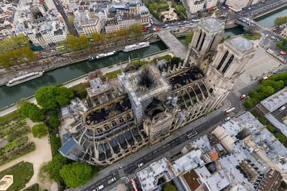 El templo parisino sufrió severos daños por el incendio del lunes pasado
