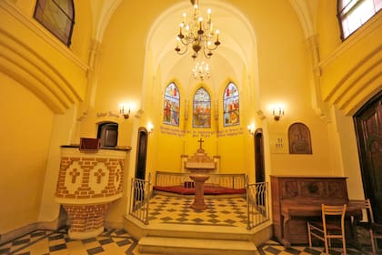 El templo que esconde un pequeño barco en su interior en pleno corazón de San Telmo