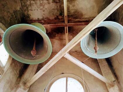 El templo tiene dos campanas con una inscripción que el mismo López Lecube redactó: "Confortado en la fe cristiana, llegué a estos campos el 8 de noviembre de 1880, en los que labré mi felicidad"