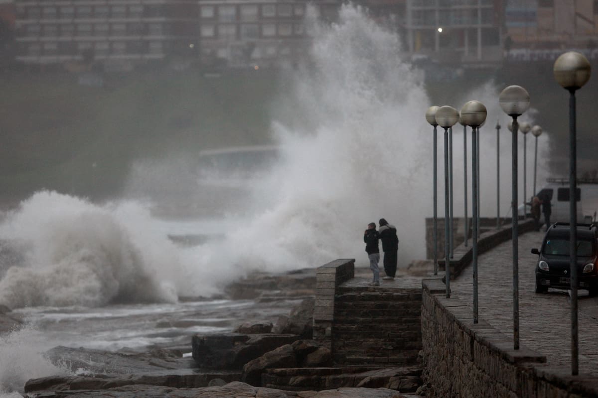 El temporal continúa castigando a la costa atlántica, en Mar del Plata hubo olas que superaron los 8 metros, las clases siguen suspendidas