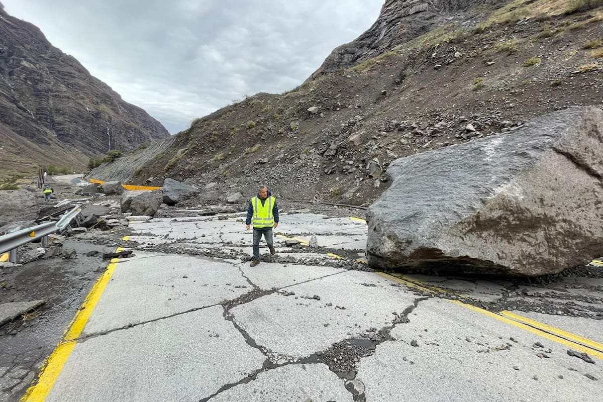 El temporal de viento, nieve y lluvia provocó graves daños en la ruta hacia Chile