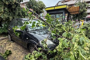 Un inusual tornado de más de 100 km/h sorprendió a Roma y causó graves destrozos