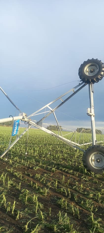 El temporal destruyo dio vuelta un equipo de riego