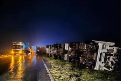 El temporal durante la madrugada en la zona cercana a Bombal provocó el vuelco de camiones en la ruta