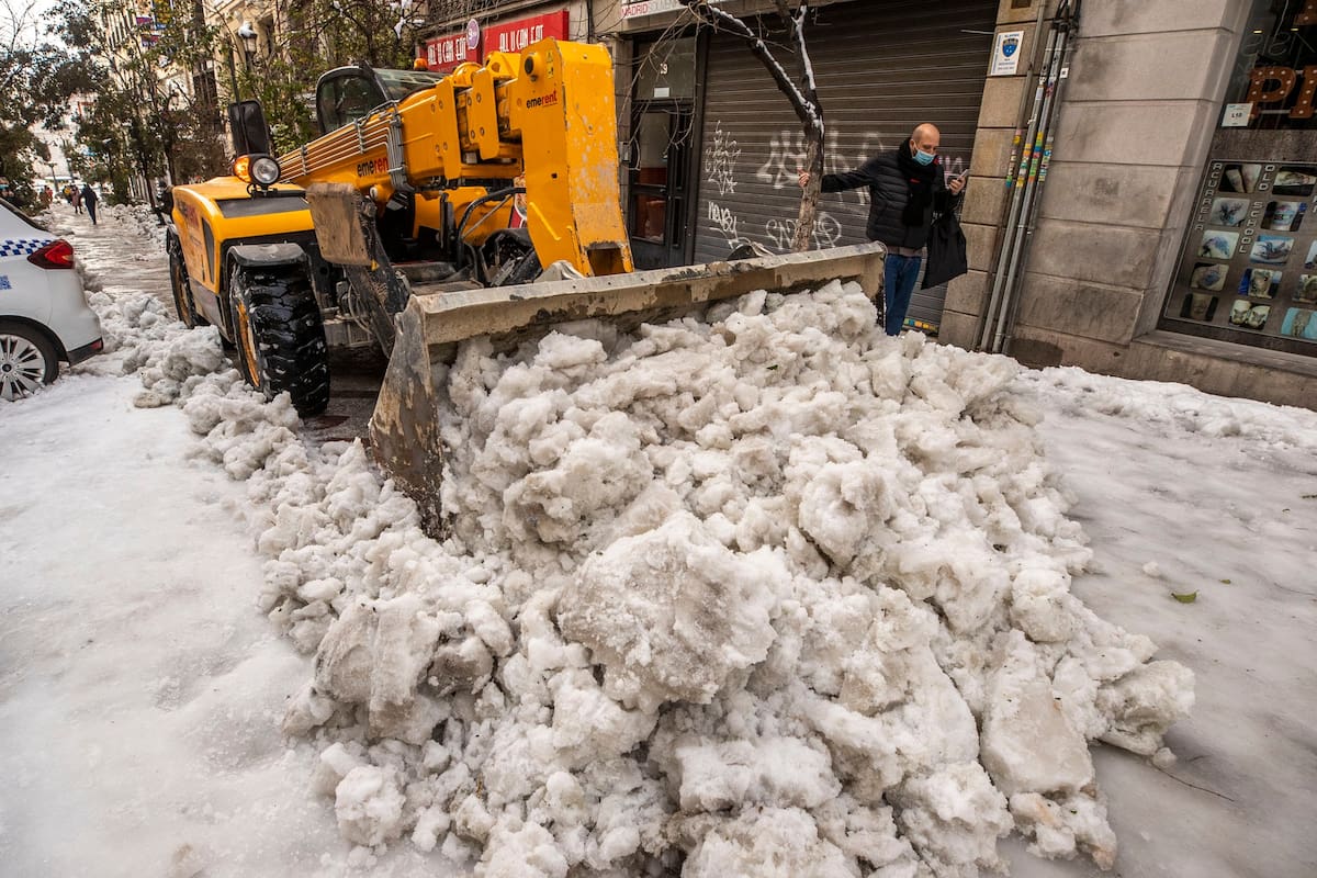 El temporal Filomena causa cuatro muertos y mantiene a cuatro provincias en alerta roja Las peores nevadas en lo que va de siglo dejan 682 carreteras afectadas y centenares de conductores atrapados. Solo en Madrid han sido rescatadas casi 1.500 personas