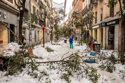 El temporal Filomena causa cuatro muertos y mantiene a cuatro provincias en alerta roja Las peores nevadas en lo que va de siglo dejan 682 carreteras afectadas y centenares de conductores atrapados. Solo en Madrid han sido rescatadas casi 1.500 personas