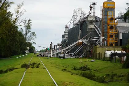 El temporal, que incluyó vientos de hasta 130 kilómetros por hora, generaron daños en depósitos, empresas y viviendas en Bombal