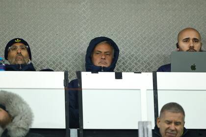 El téncico del Fenerbahçe Jose Mourinho observa el juego ante el AZ Alkmaar en la Liga Europa desde las gradas debido a que tuvo que cumplir un juego de suspensión el jueves 7 de noviembre del 2024. (AP Foto/Maurice van Steen)