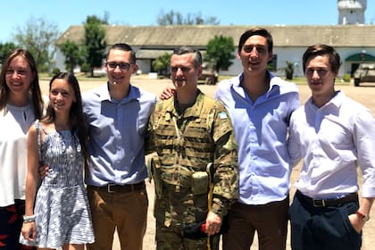 El teniente coronel Rovira, junto a su esposa y sus cuatro hijos