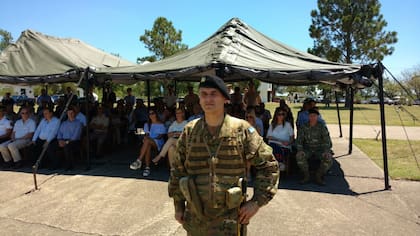 El teniente coronel Walter Rovira, designado como coordinador de la custodia militar de la Casa Rosada, durante una formación en un regimiento de tanques del Litoral