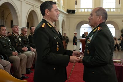 El teniente general Carlos Alberto Prestiy el general de división Jorge Alberto Puebla, quien será su viceministro en el Ministerio de Defensa