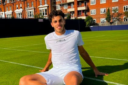 El tenista argentino Francisco Cerúndolo debutará en el main draw de Wimbledon este martes, ante Rafael Nadal, en la cancha central.