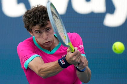 El tenista argentino Juan Manuel Cerúndolo, campeón del ATP de Córdoba 2021, atraviesa un difícil momento por las continuas lesiones.
