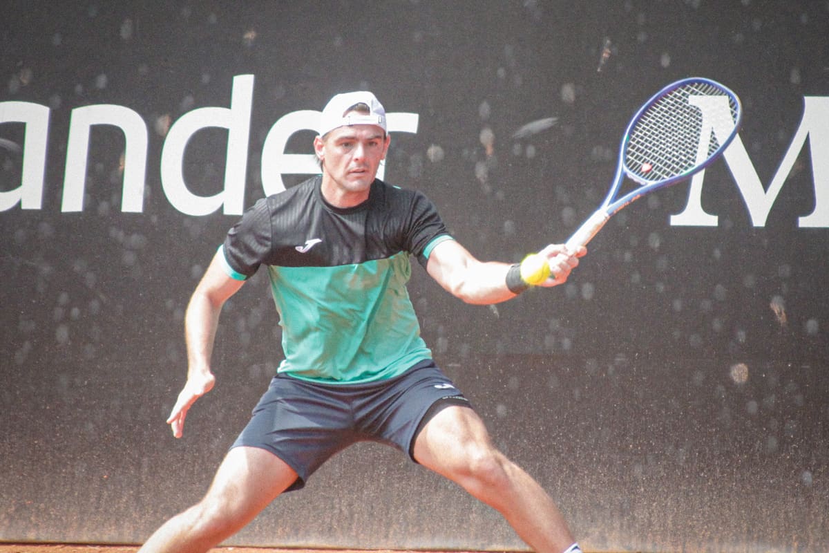 El tenista argentino Leonardo Aboian en el Challenger de Villa María, en septiembre pasado; ahora fue suspendido por 6 años y medio y multado en 40.000 dólares por haber amañado ocho partidos propios.