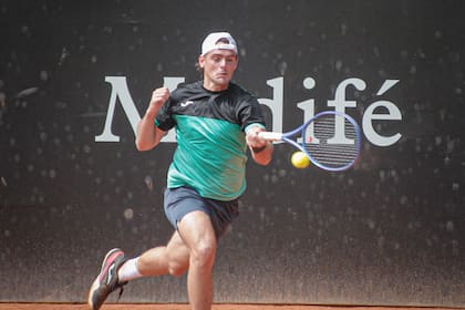 El tenista argentino Leonardo Aboian, en el Challenger de Villa María, en septiembre pasado: fue suspendido provisionalmente por "posibles infracciones al Programa Anticorrupción"