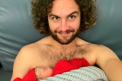 El tenista argentino Marco Trungelliti acaba de ser padre por primera vez: en la imagen, con el pequeño Mauna