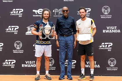 El tenista argentino Marco Trungelliti ganó el Challenger de Kigali, en Ruanda, al vencer al italiano Marco Cecchinato; el presidente del país desde 2000, Paul Kagame, vio el partido y entregó los premios