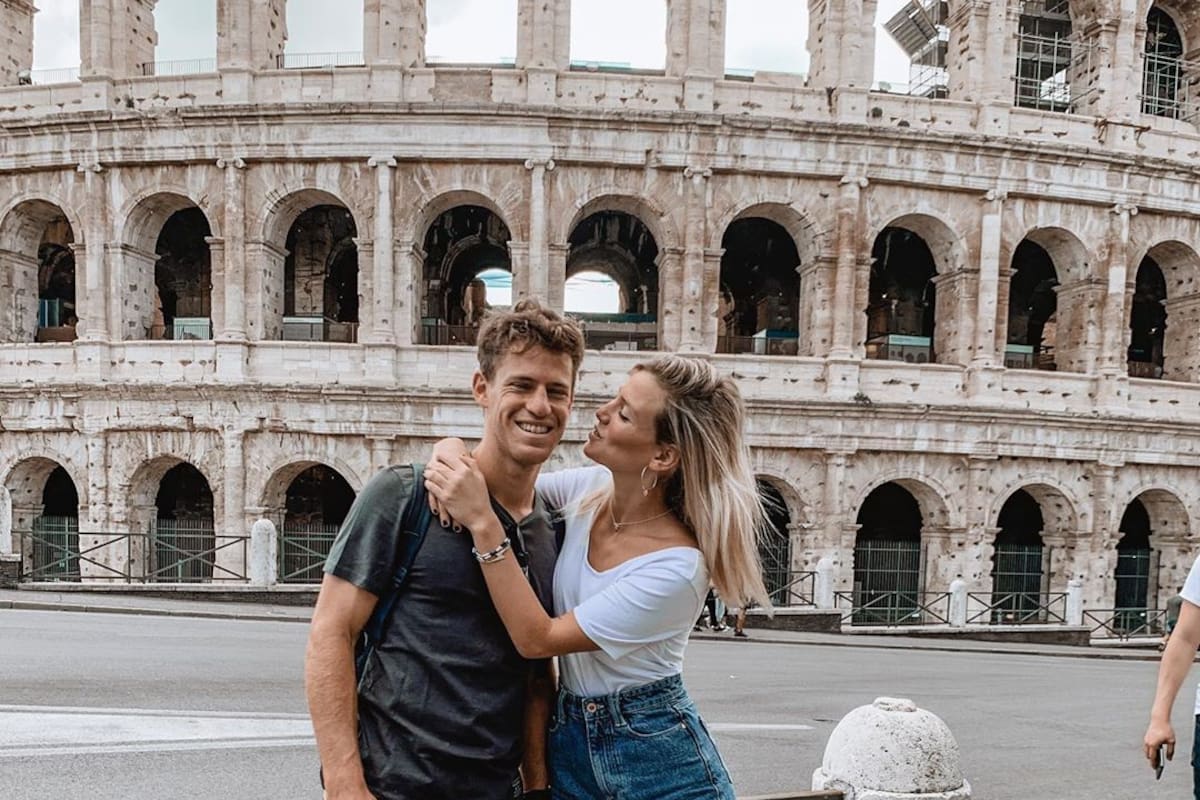 El tenista argentino recorriendo la capital italiana con su pareja. Crédito: Instagram