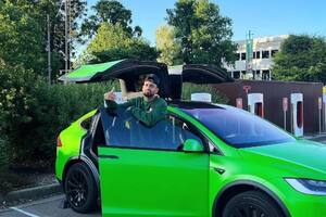 El tenista australiano Nick Kyrgios con su auto Tesla que recuperó luego de que se lo robaran a su madre a punta de pistola