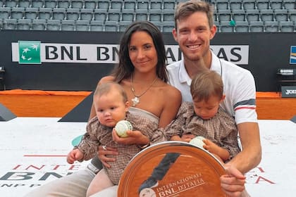 El tenista chileno Nicolás Jarry, en el torneo de Roma 2024, junto con sus hijos y su esposa María Laura Urruticoechea; durante ese Masters 1000 recibió graves intimidaciones