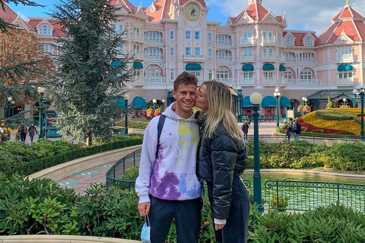 El tenista Diego Schwartzman y la modelo Eugenia de Martino descansan en los parques después de Roland Garros.