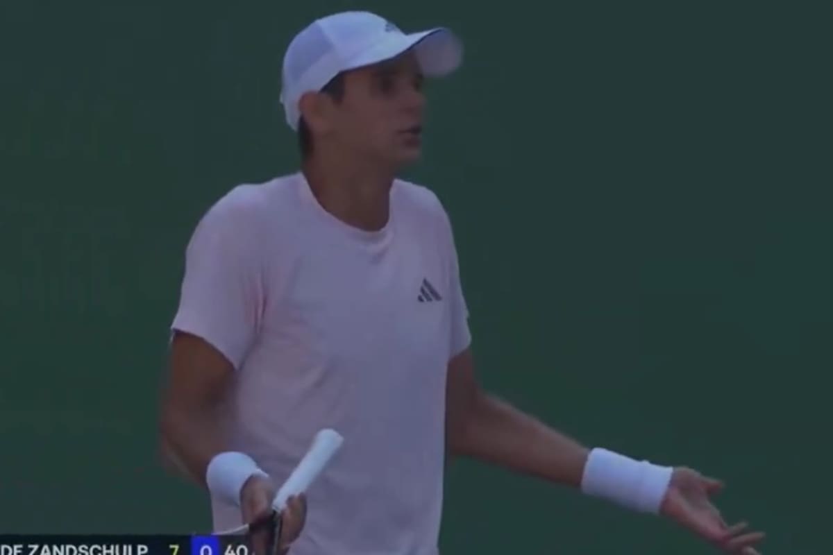 El tenista español Rafael Jodar le discute al umpire tras haber recibido un warning durante su partido en Shanghái