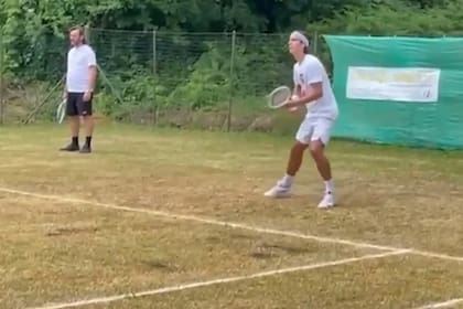 El tenista italiano Lorenzo Musetti se prepara para Wimbledon en una cancha de fútbol adaptada como court de tenis.