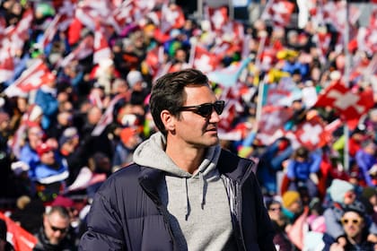 El tenista Roger Federer durante su visita a la Copa Mundial Femenina de esquí alpino, en Lenzerheide, Suiza.