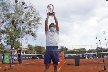 El tenista argentino Sebastián Báez levantando el trofeo de campeón en el Challenger de Santiago de Chile.
