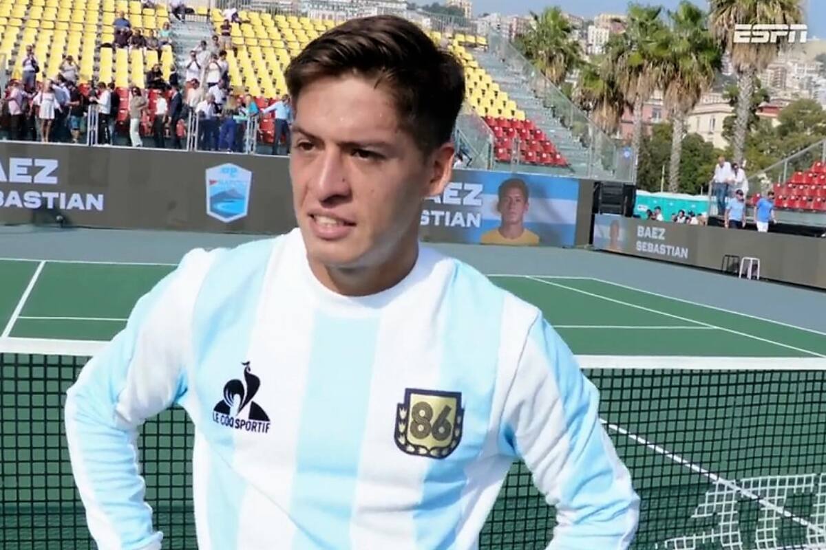 El tenista Sebastián Báez y un homenaje "futbolístico" tras su victoria en el ATP de Nápoles ante Lorenzo Sonego