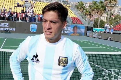 El tenista Sebastián Báez y un homenaje "futbolístico" tras su victoria en el ATP de Nápoles ante Lorenzo Sonego