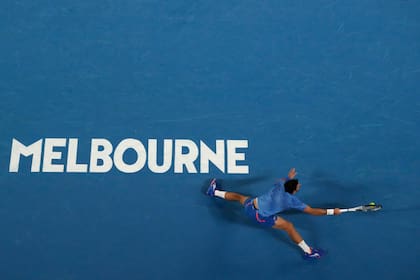 El tenista serbio Novak Djokovic devuelve una pelota al griego Stefanos Tsitsipas en la final masculina del Abierto de Australia en Melbourne, Australia, el domingo 29 de enero de 2023. (AP Foto/Ng Han Guan)